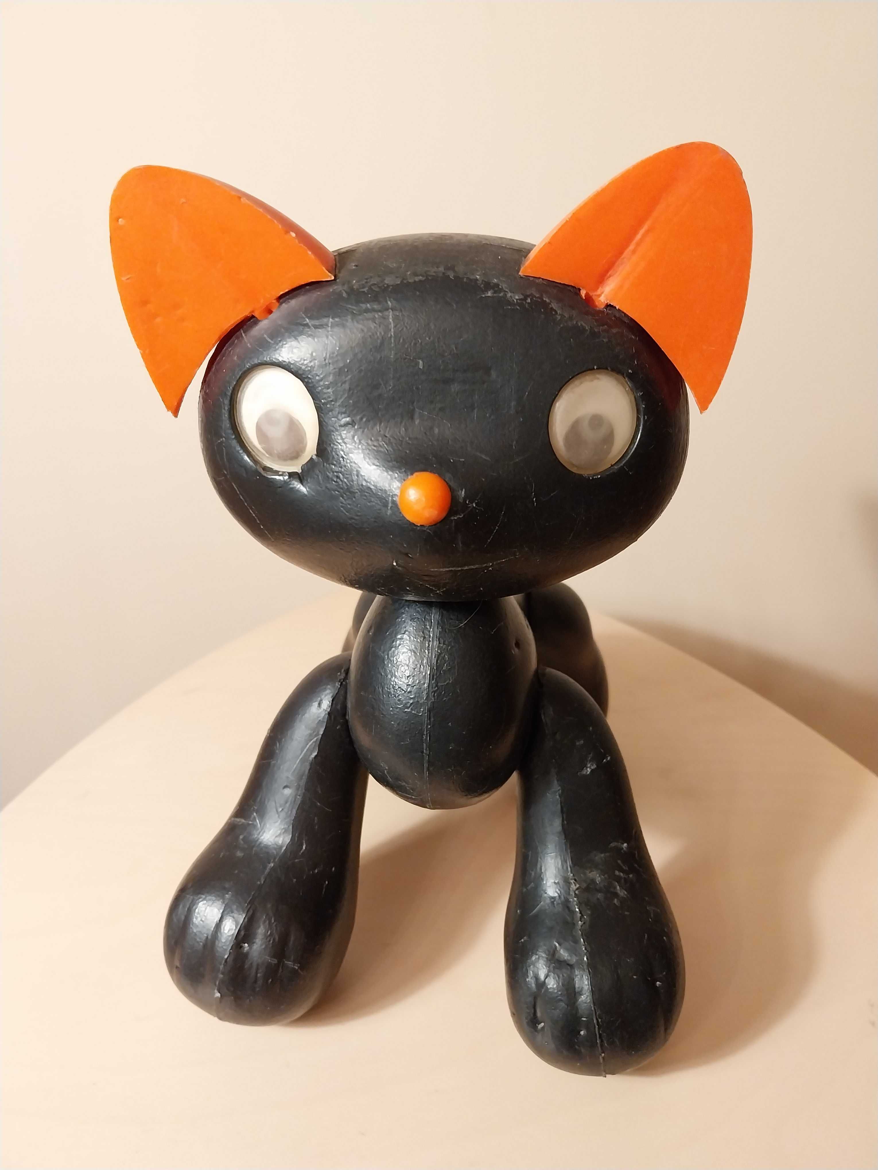 Kultowa zabawka PRL - czarny kot