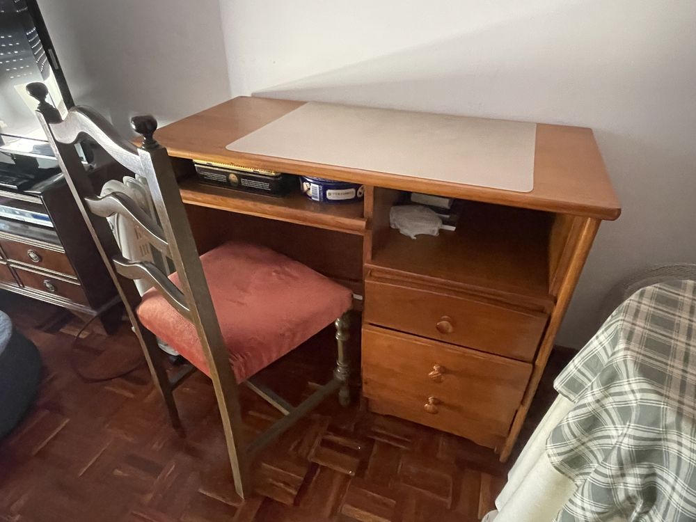 Secretária e cadeira