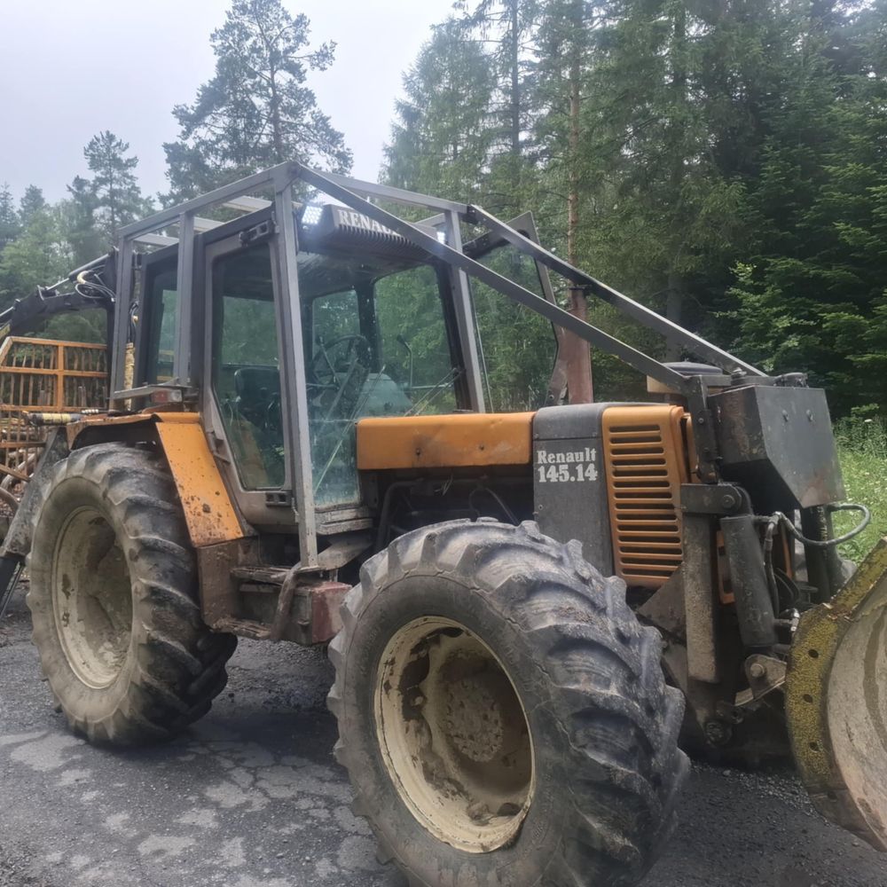 Renault 145 54  z przyczepą leśną z napędem mechanicznym