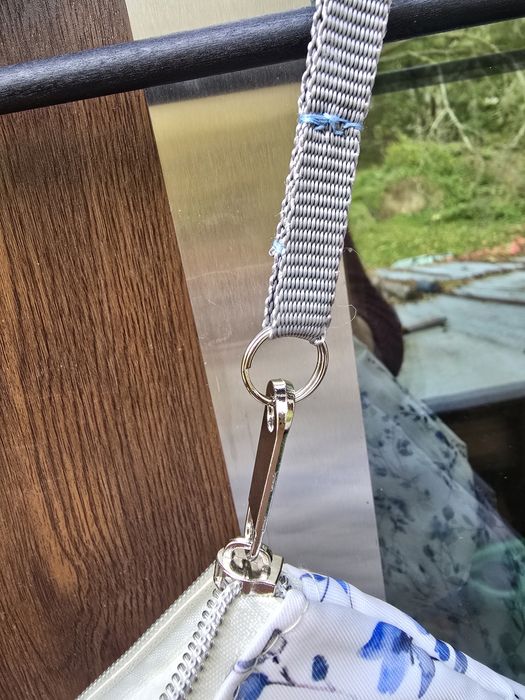 Kosmetyczka biało kremowa w niebieskie kwiaty