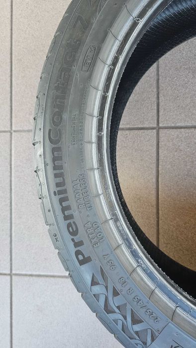 225/45R18 Continental