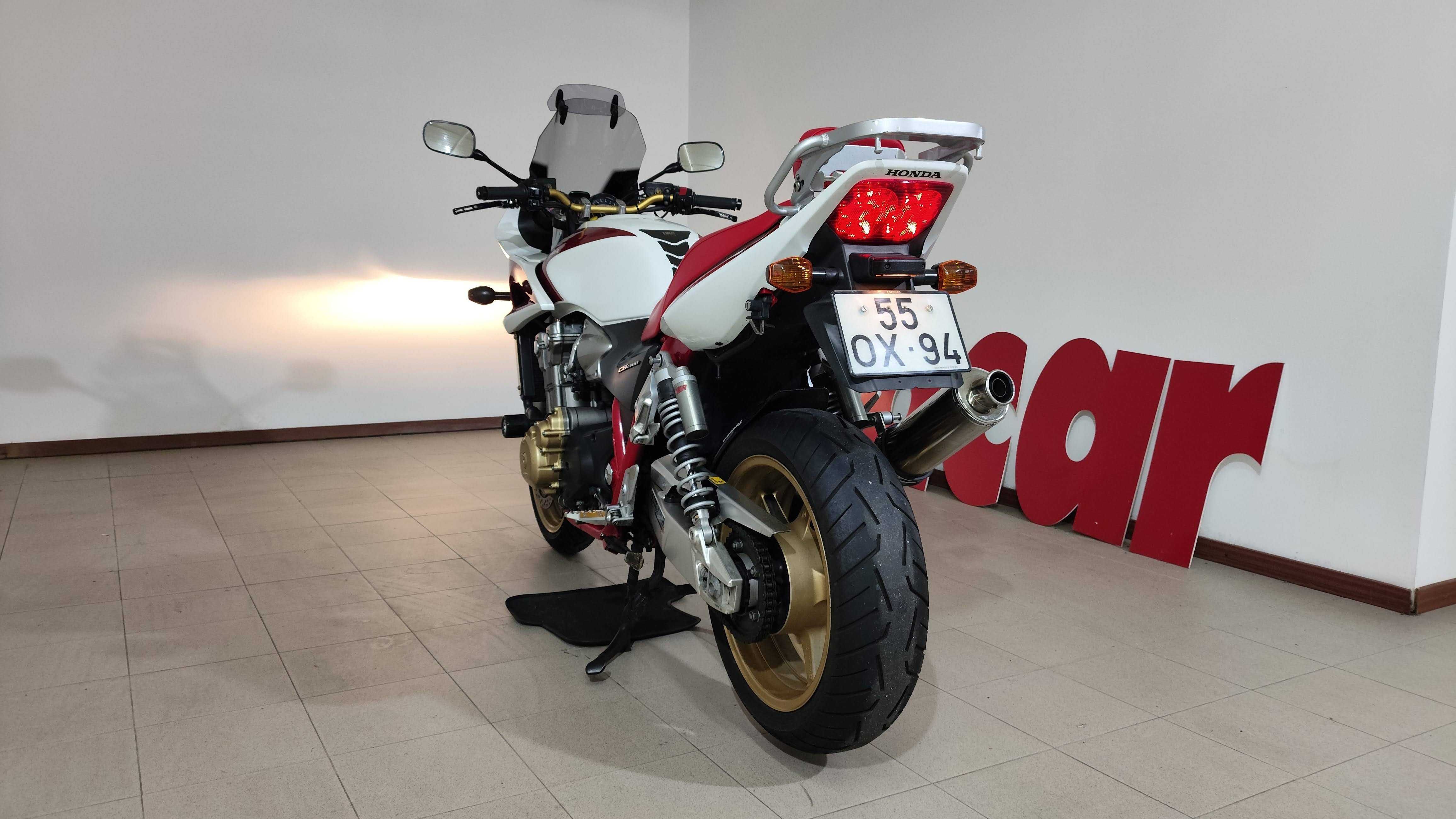 Honda CB CB1300SA "Red Frame"