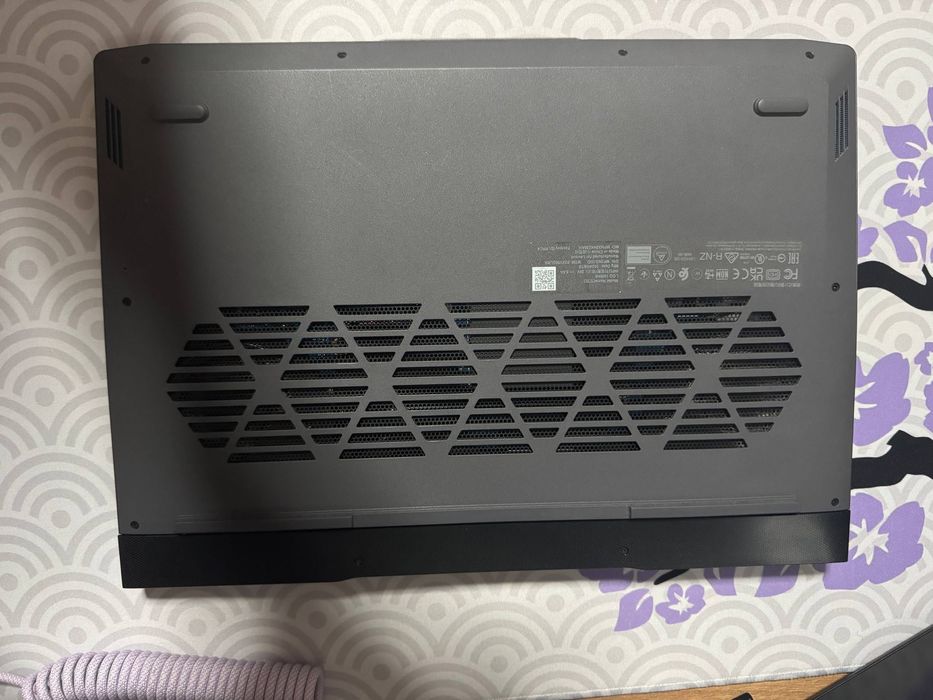 Ноутбук ігровий Lenovo LOQ 15IRH8 (82XV00SLRA) - заряжається по type-c