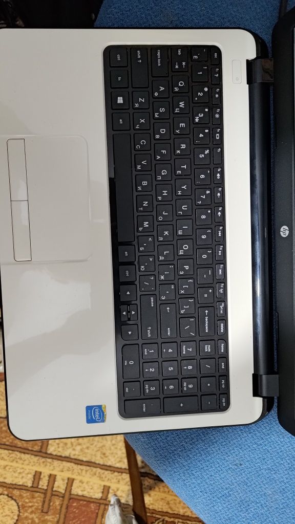 Ноутбук HP 15-R001NC почти новий