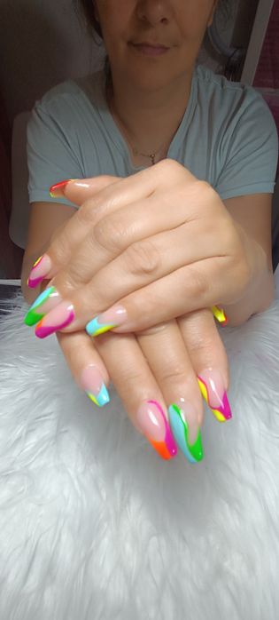 Unhas de gel, verniz de gel e acrigel,manicure e pedicure