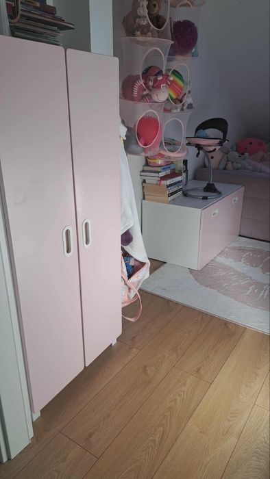 Wyposażenie pokoiku dziewczynki.