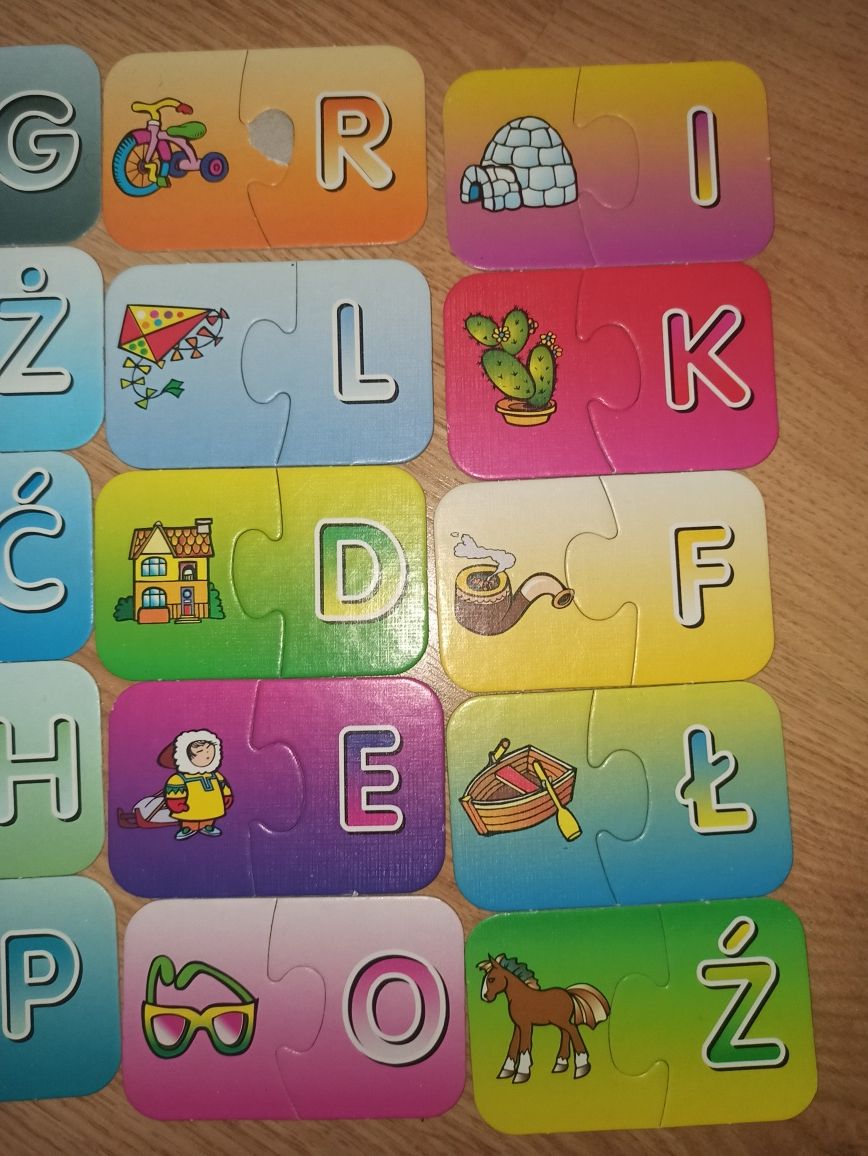 Puzzle do nauki liter 40 elementów. 

Litera łączy się z przedmiotem.