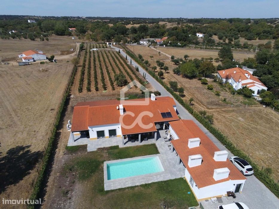 Quinta de 8500m2 com moradia térrea T6 e piscina | Évora