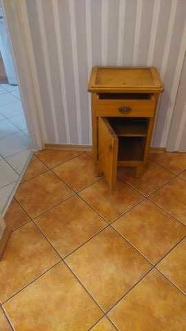 Toaletka dla ciebie  z pięknym lustrem  plus dwie  szafki nocne.