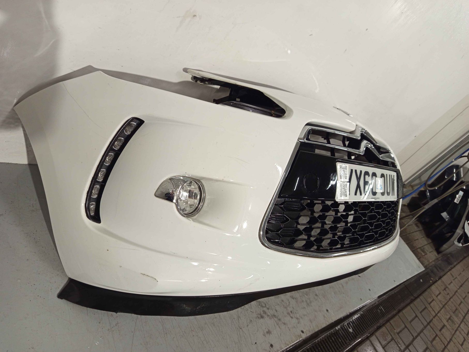 @ ZDERZAK PRZÓD PRZEDNI CITROEN DS3 EWP EWPA BIAŁY ŚWIATŁA DZIENNE DRL LED HALOGENY