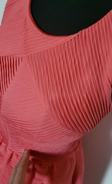 Nowa przepiękna krótka sukienka koktajlowa rozkloszowana w strukture