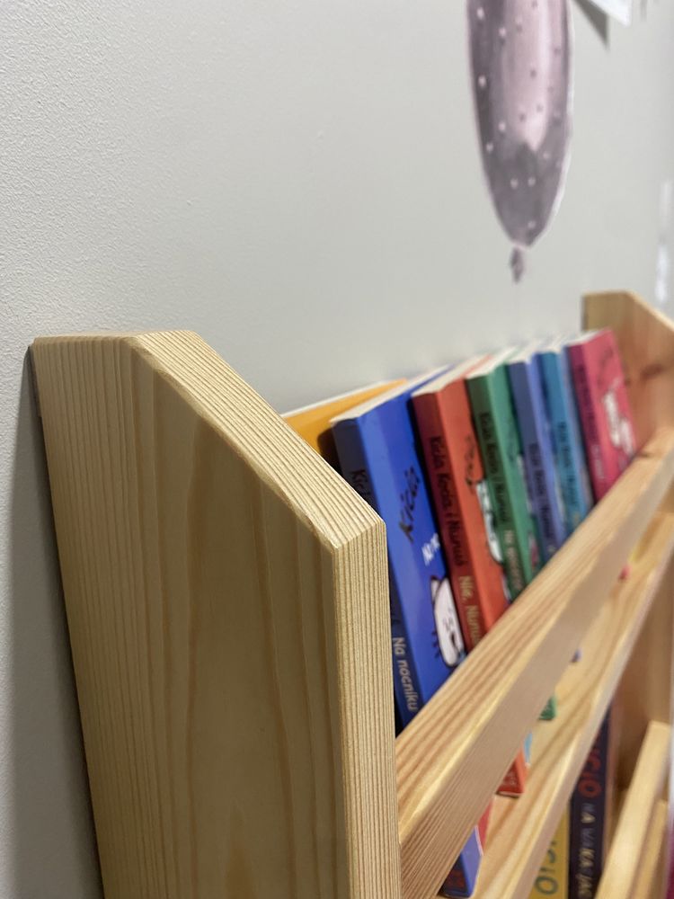 Biblioteczka dziecięca sosnowa gotowa do wysyłki