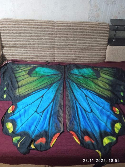 Крила метелика маскараді