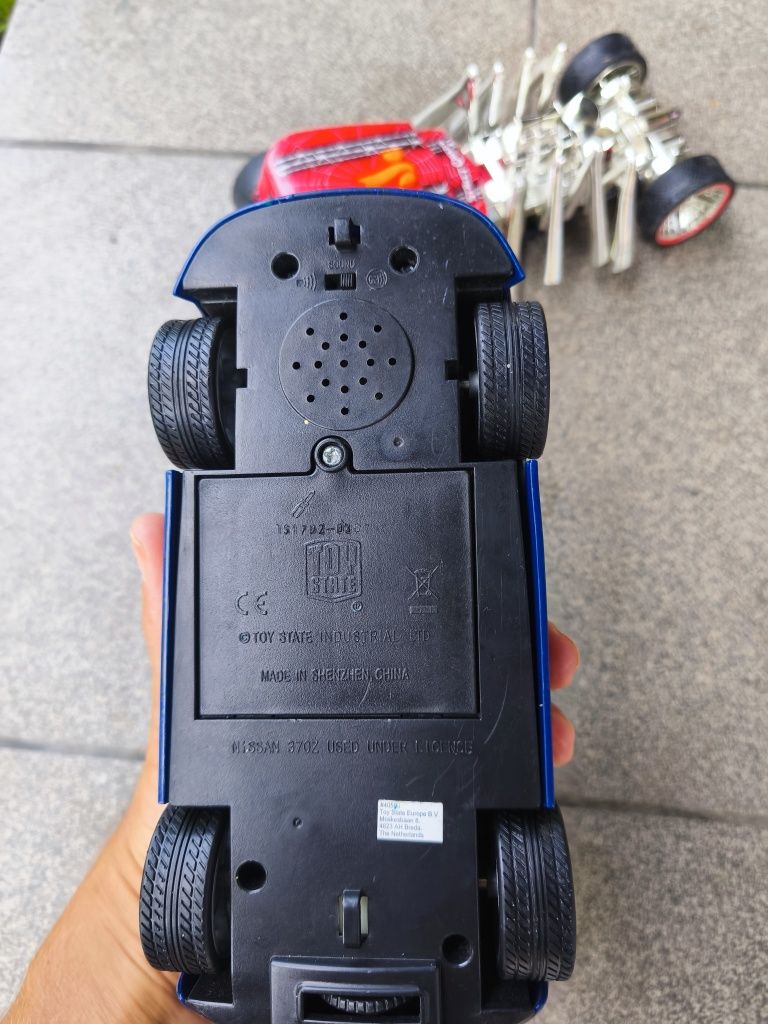 Samochód pająk Hot Wheels i interaktywny pojazd Niko