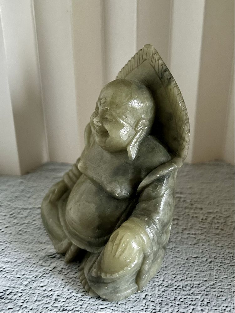 Śmiejący się Budda zielony kamień figurka PRL posążek rzeźba Buddy