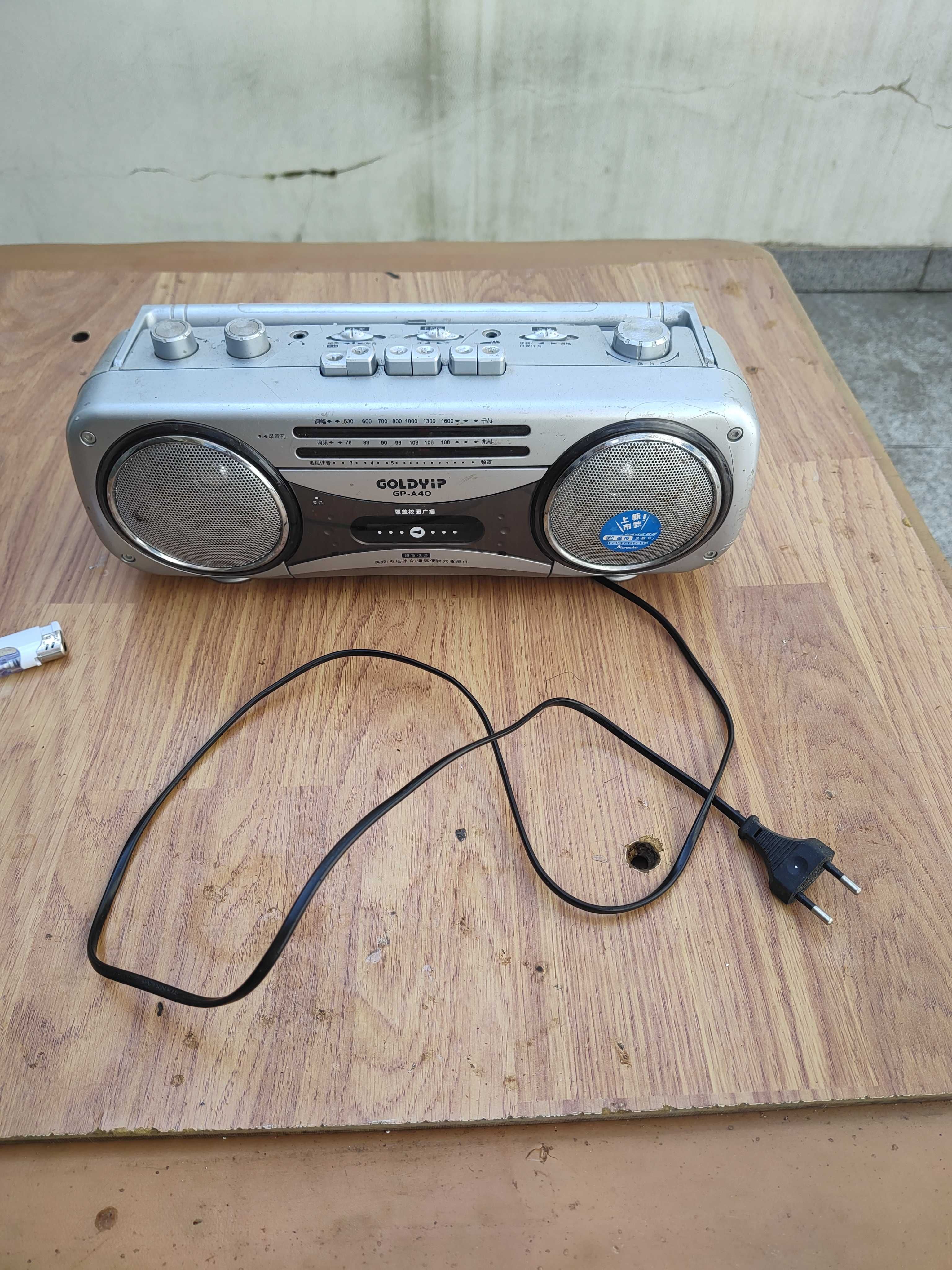 Radio com leitor de cassetes antigo