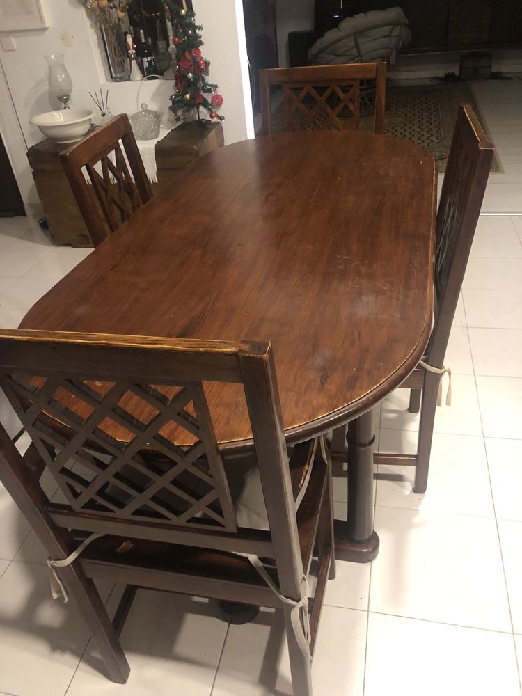 Mesa , duas cadeiras e dois cadeirões