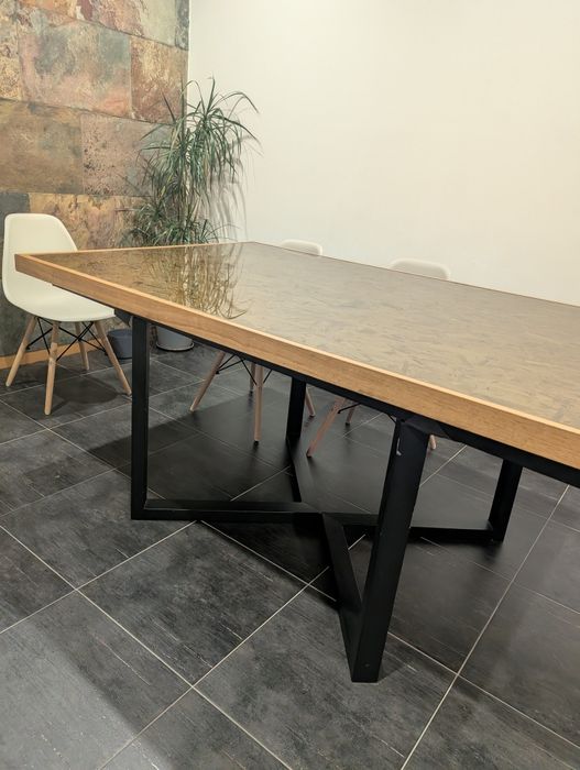 Mesa madeira maciça e vidro pés em metálicos