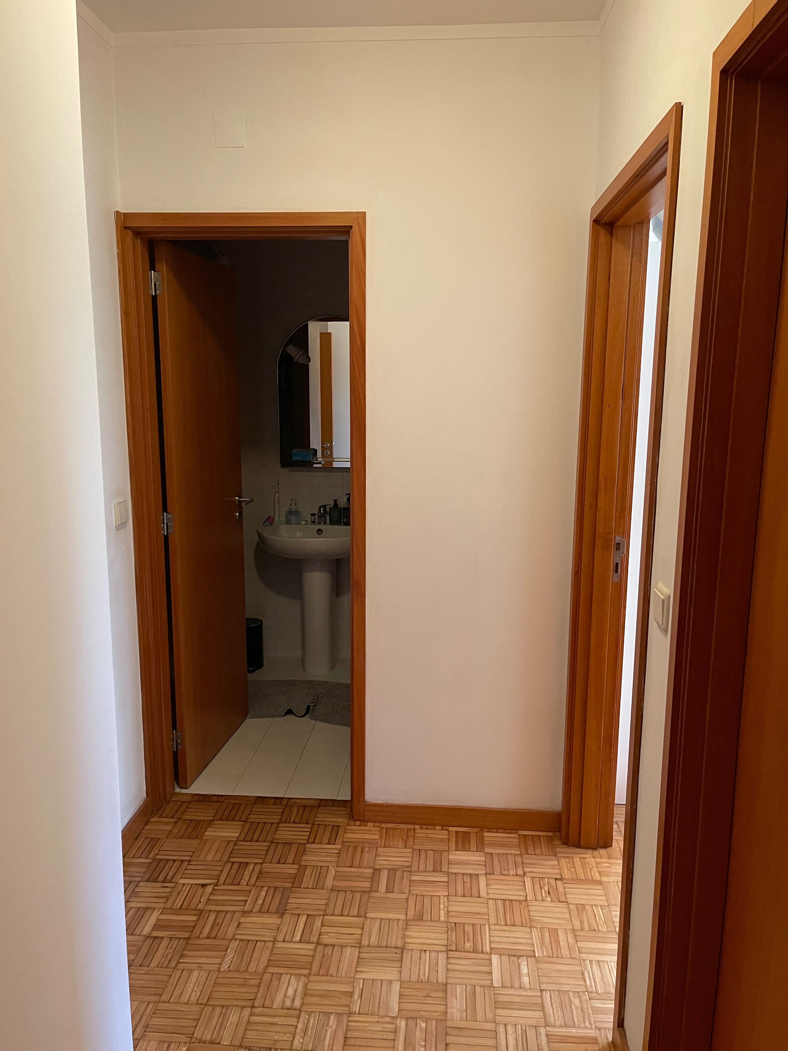 Quarto num apartamento T3 junto ao metro (Tudo incluído)