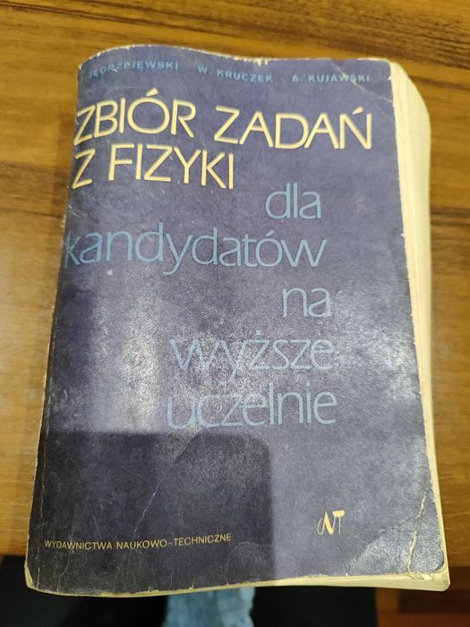 Zbiór zadań z fizyki dla kandydatów na wyższe uczelnie.