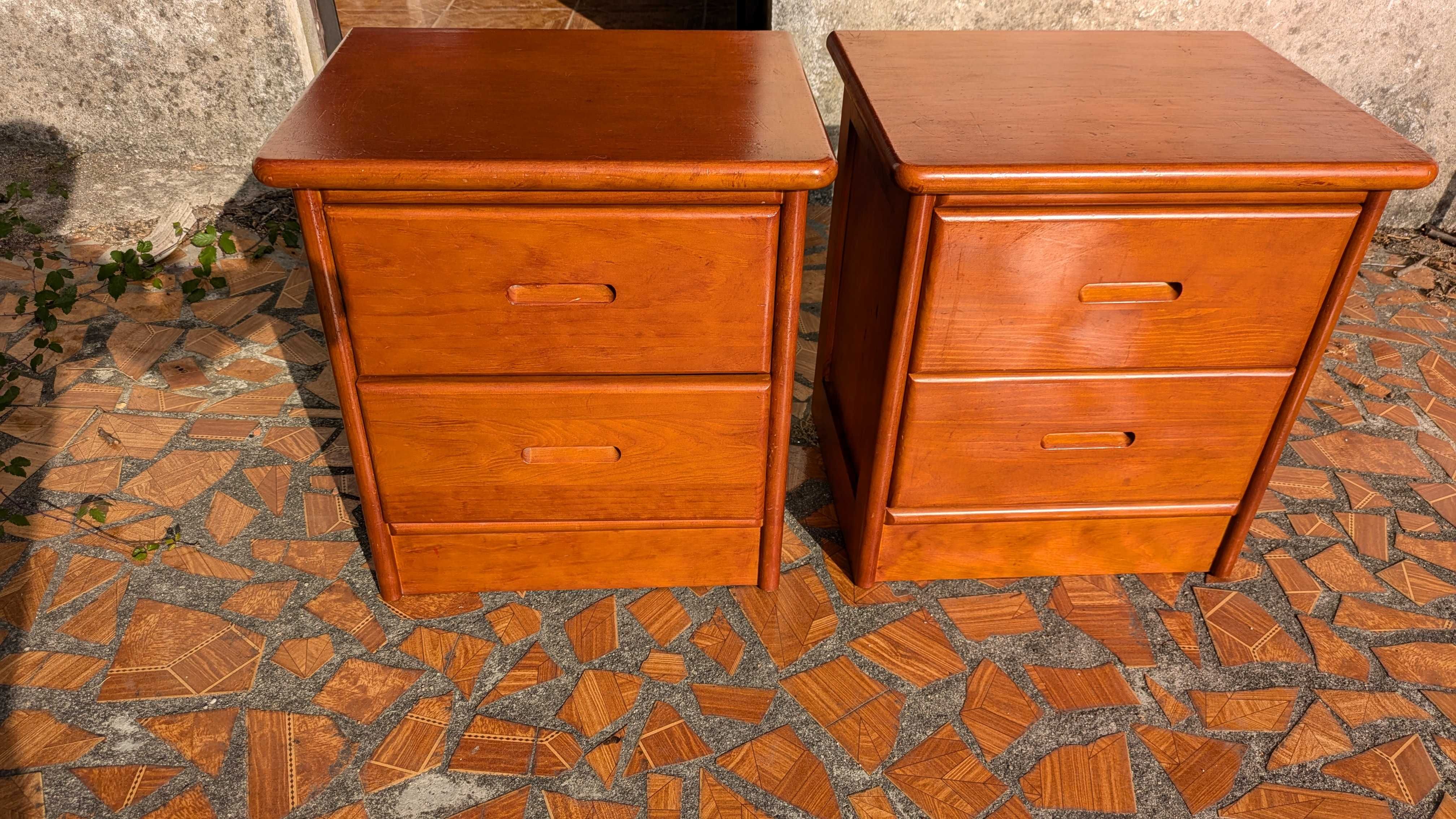 2 cadeiras pano vermelho + 2 mezinhas de cabeceira  + 3 espelhos