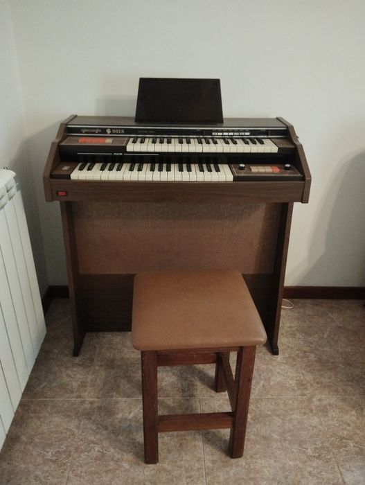 Piano antigo mas em bom estado