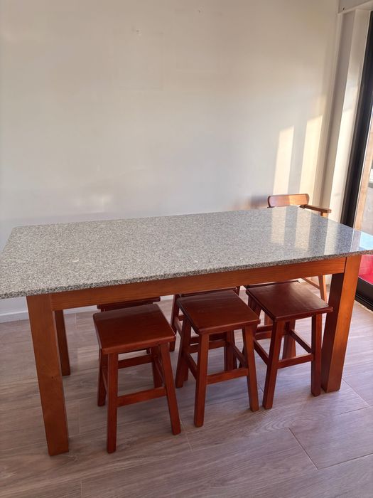 Mesa de cozinha madeira maciça + 6 bancos