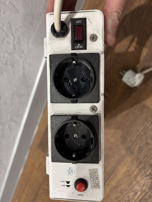 Стабилизатор напряжения SVEN AVR Slim-2000 LCD,