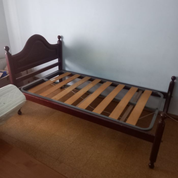 Cama indvidual em madeira maciça
