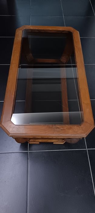 Mesa de sala de madeira e vidro usada.
Com marca de uso, mas em estado