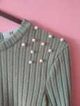 camisola de malha com nervuras e pérolas brancas nos ombros