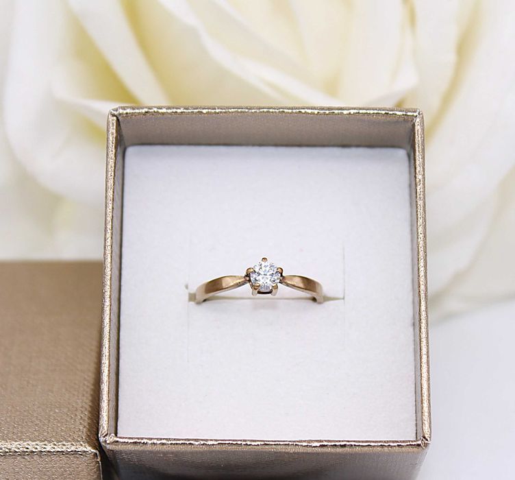 Złoty pierścionek p.333/0,91g z cyrkonią