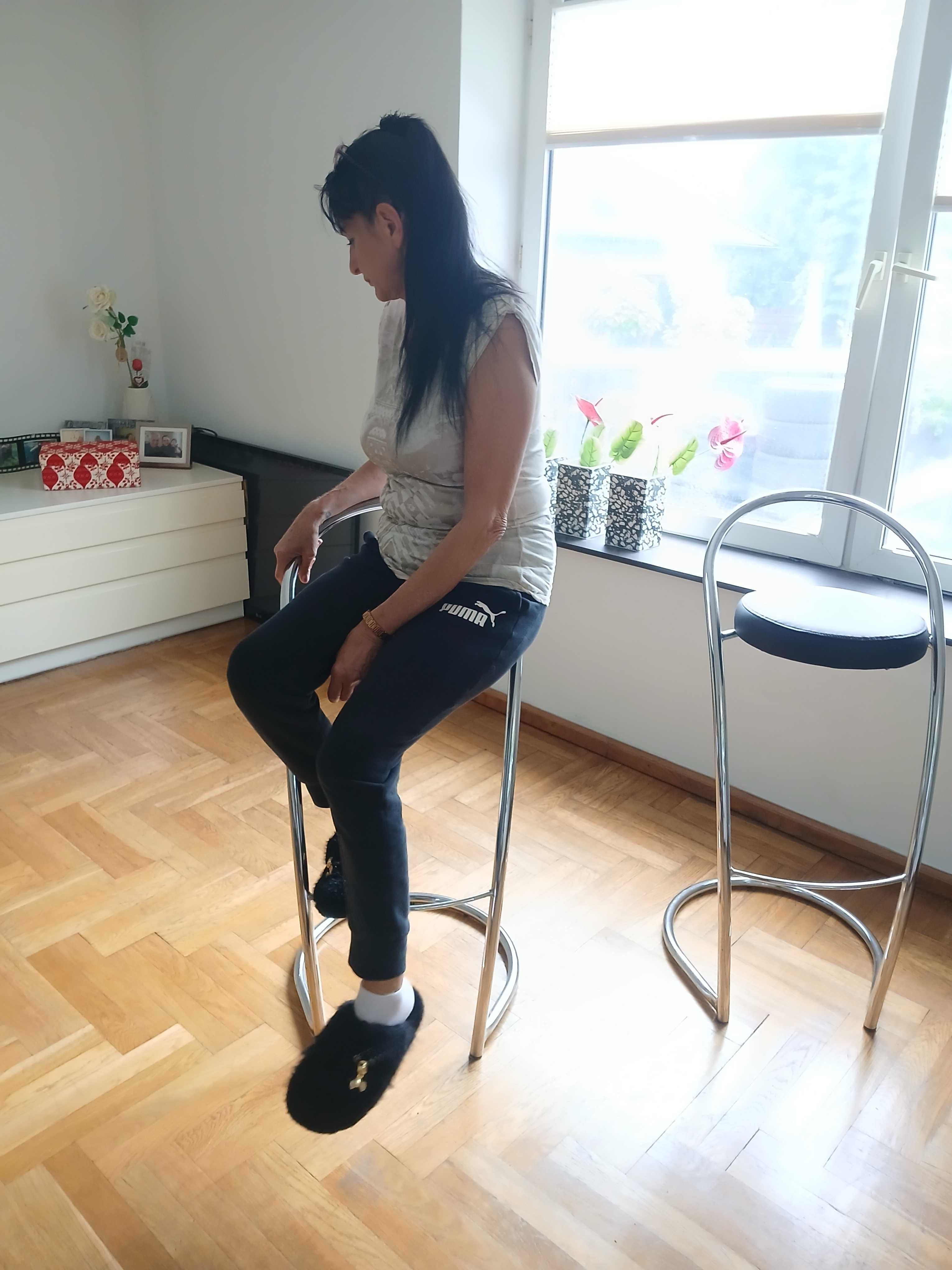Nowoczesne czarne hokery barowe z ekoskóry