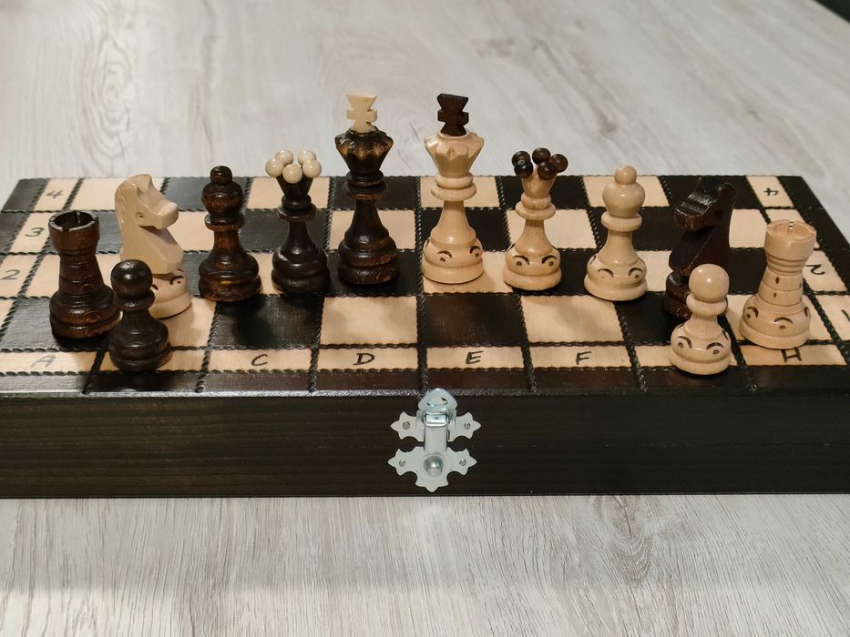 szachy drewniane, rzeźbione 34 x 34