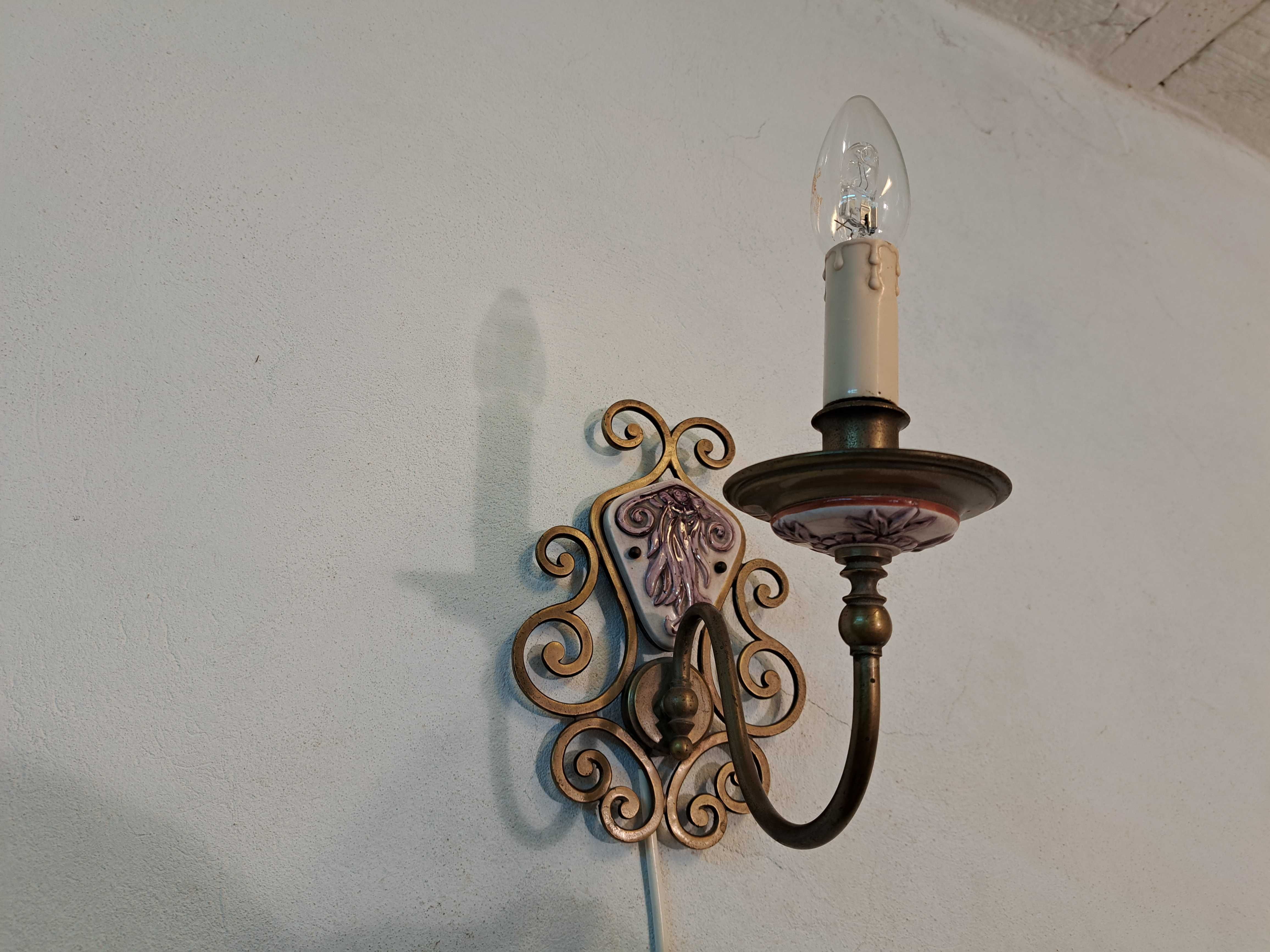 Kinkiet mosiężny pająk pojedynczy ceramiczny fioletowa ośmiornica
