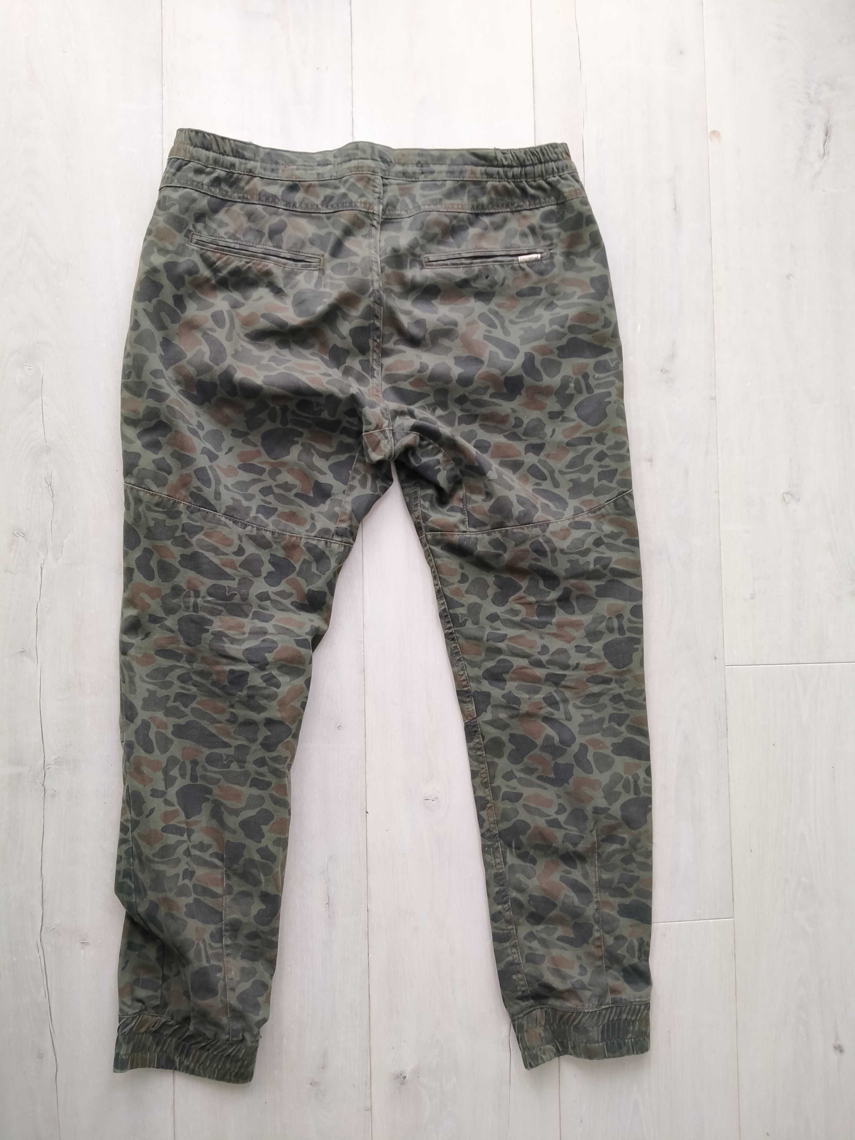 spodnie PULL&BEAR_uniseks_kamuflaż bawełna_dobra cena dobry stan