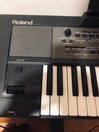 Teclado Roland E-09