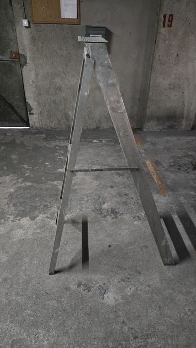 Escadote de Alumínio Profissional