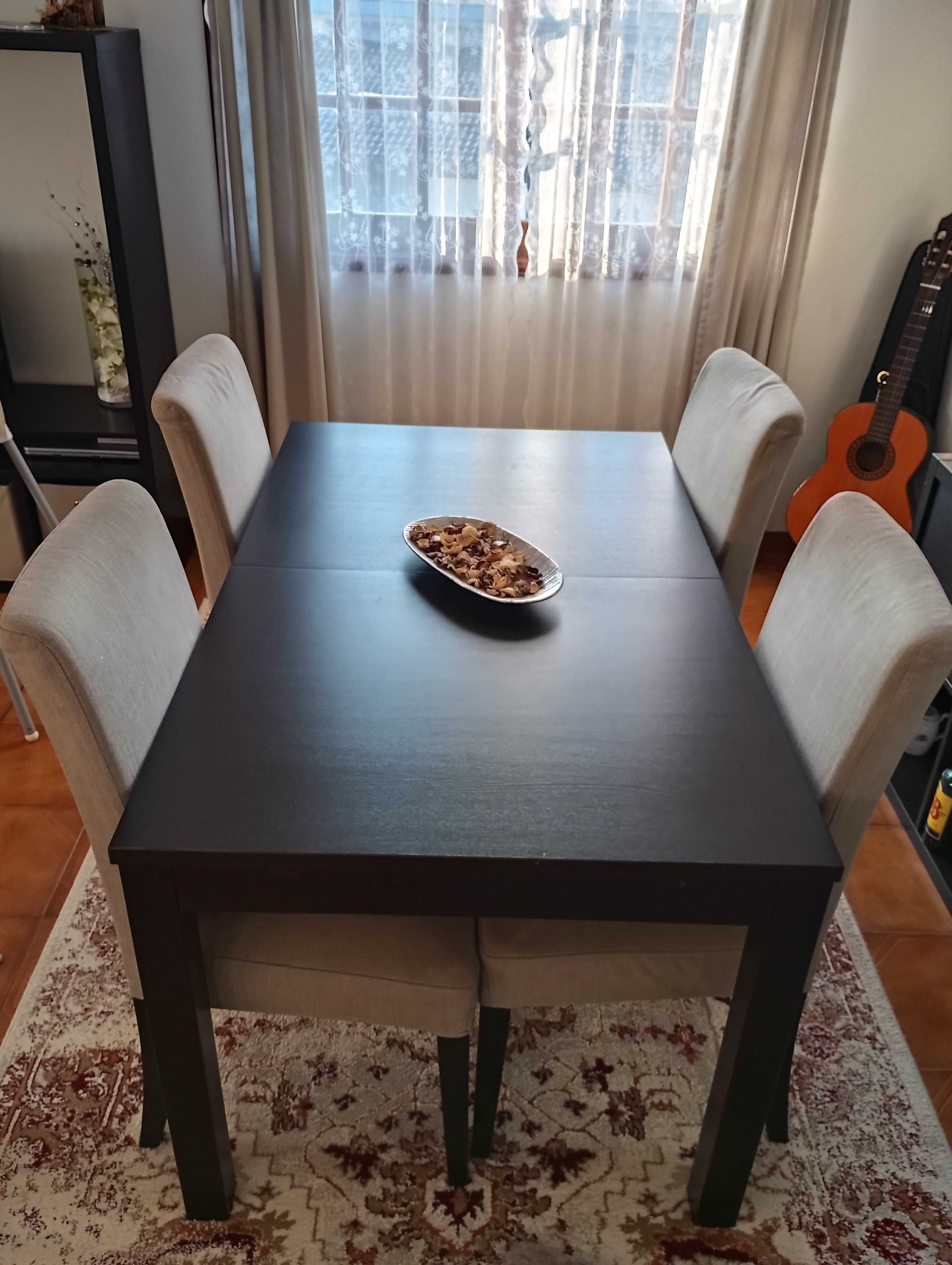 Mesa e 4 cadeiras