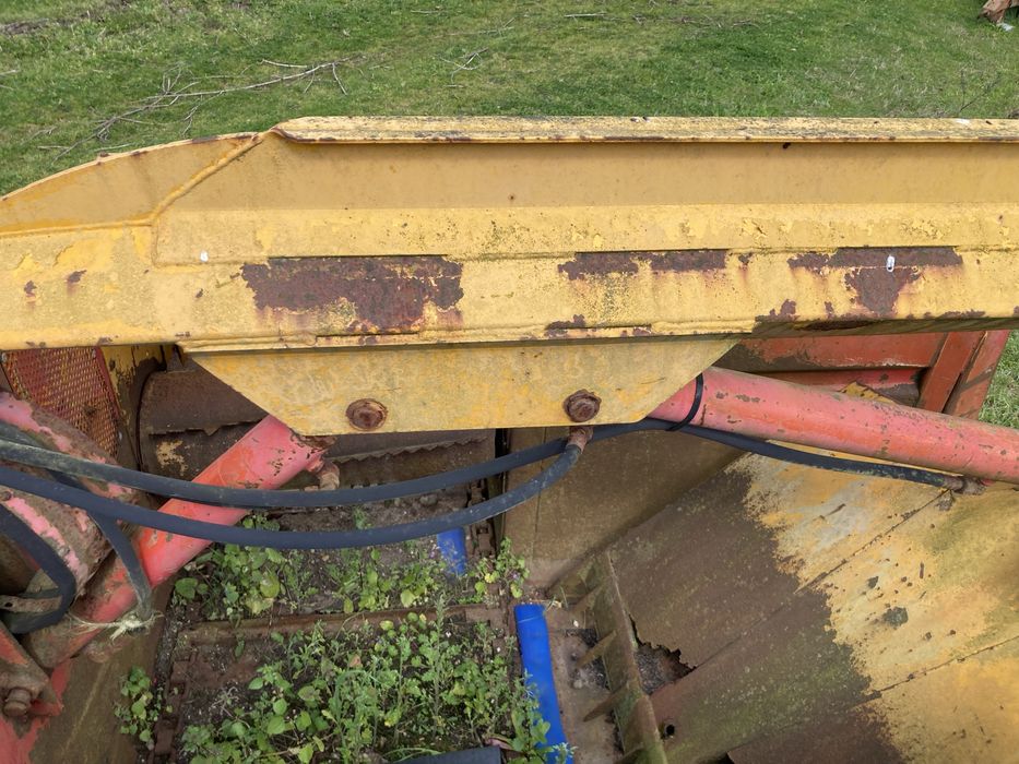 Distribuidor estrume ,desensilador. Distribui lateralmen,