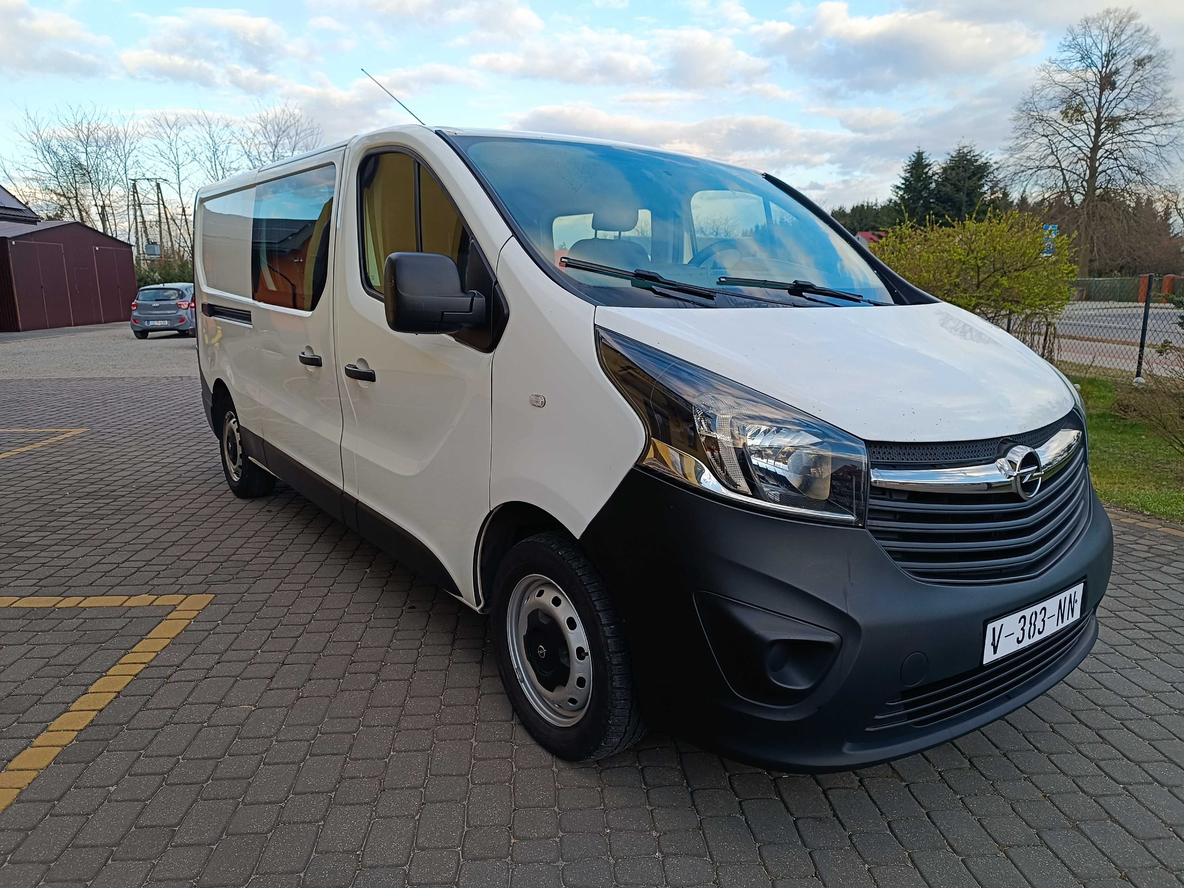 Opel Vivaro B L2H1 1,6 CDTI 2018 r dubel kabina opłacony klima hak