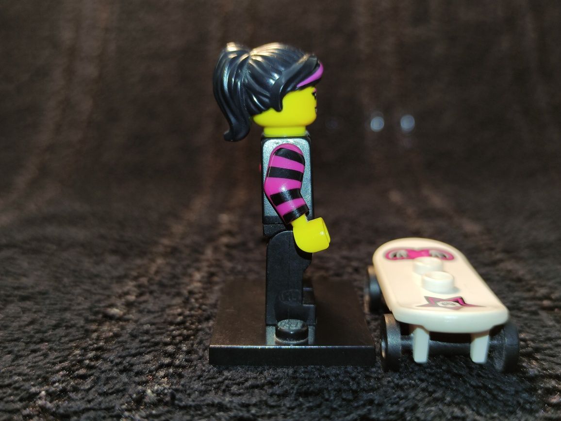 Lego Minifigurka Dziewczyna skater