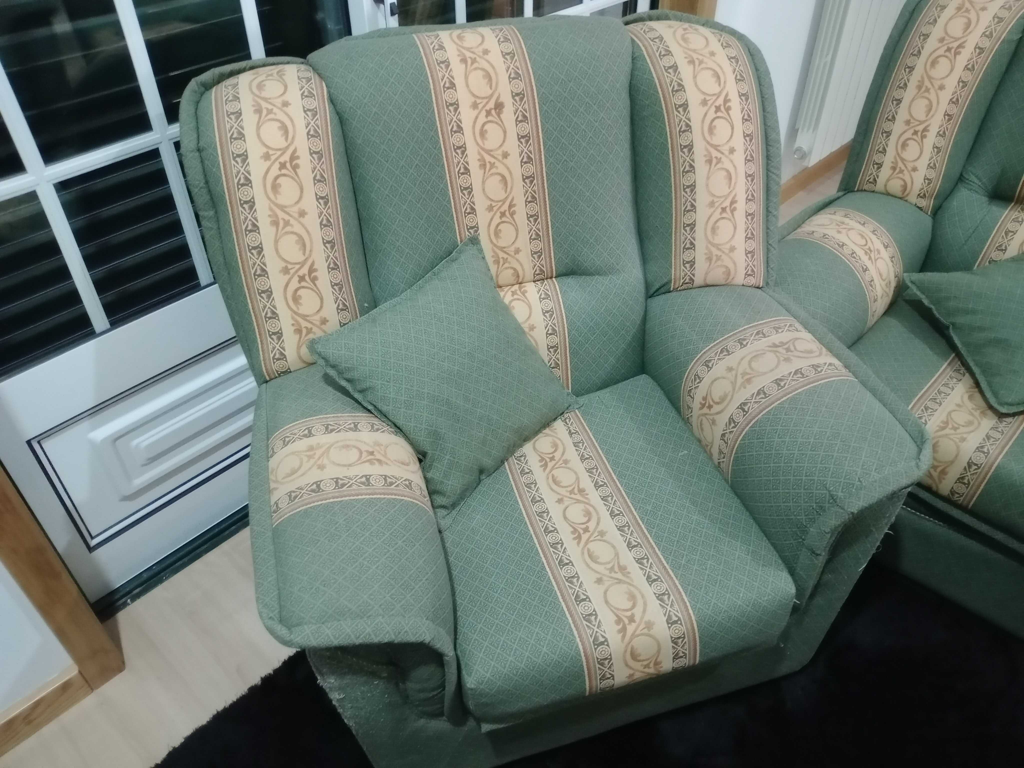3 Sofás (2 Poltronas e um Sofá Cama de 3 Lugares)