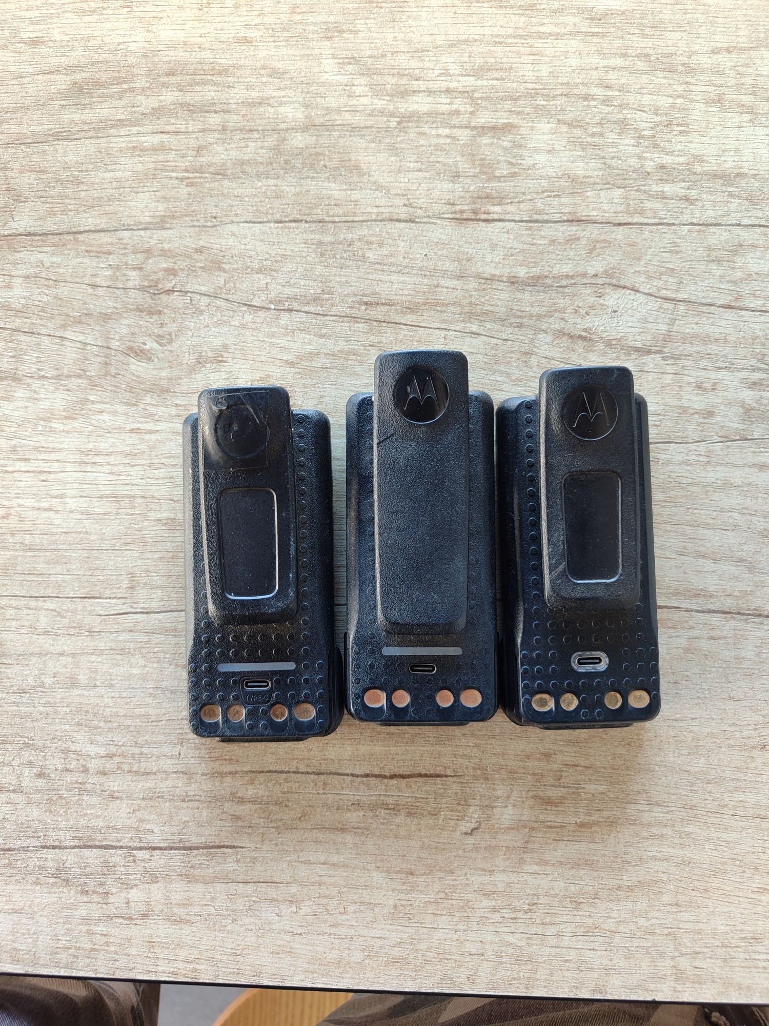 Рация Motorola DP4400E плюс три  батарейки с разъемом под  тайп си