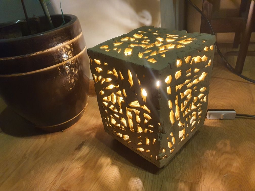 designerska lampka ozdobna do pokoju, a la piaskowiec sześcian