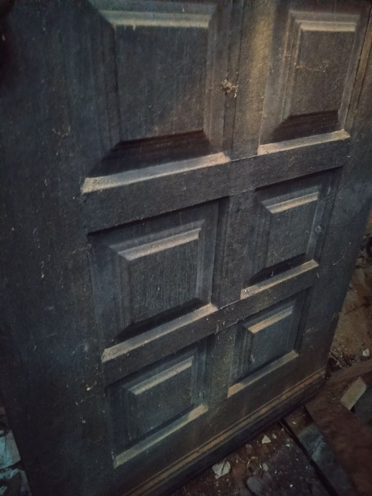 Porta antiga de madeira com vidros e estampas trabalhadas