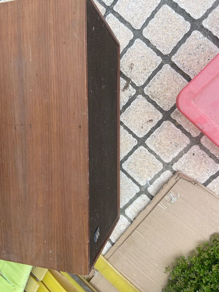 Gira discos antigo e colunas