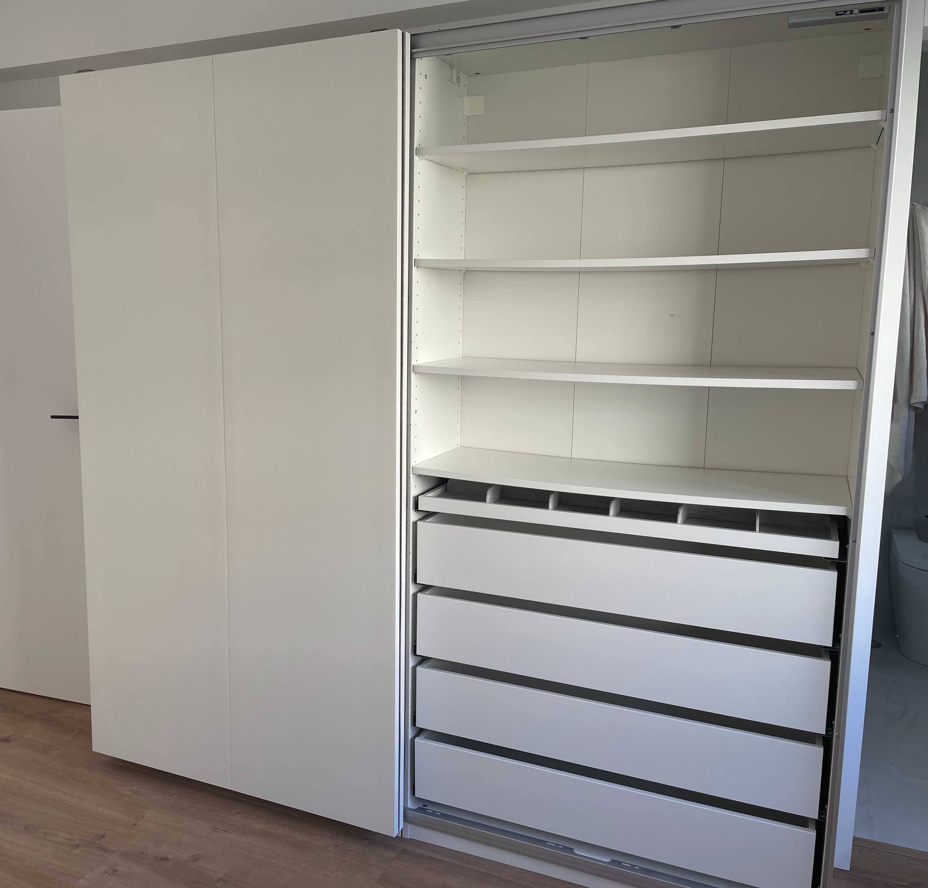 Movel arrumação com gavetas e prateleiras.