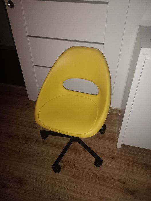 obrotowy fotel biurowy Ikea Loberget/Malskär w kolorze żóltym
Krzesło