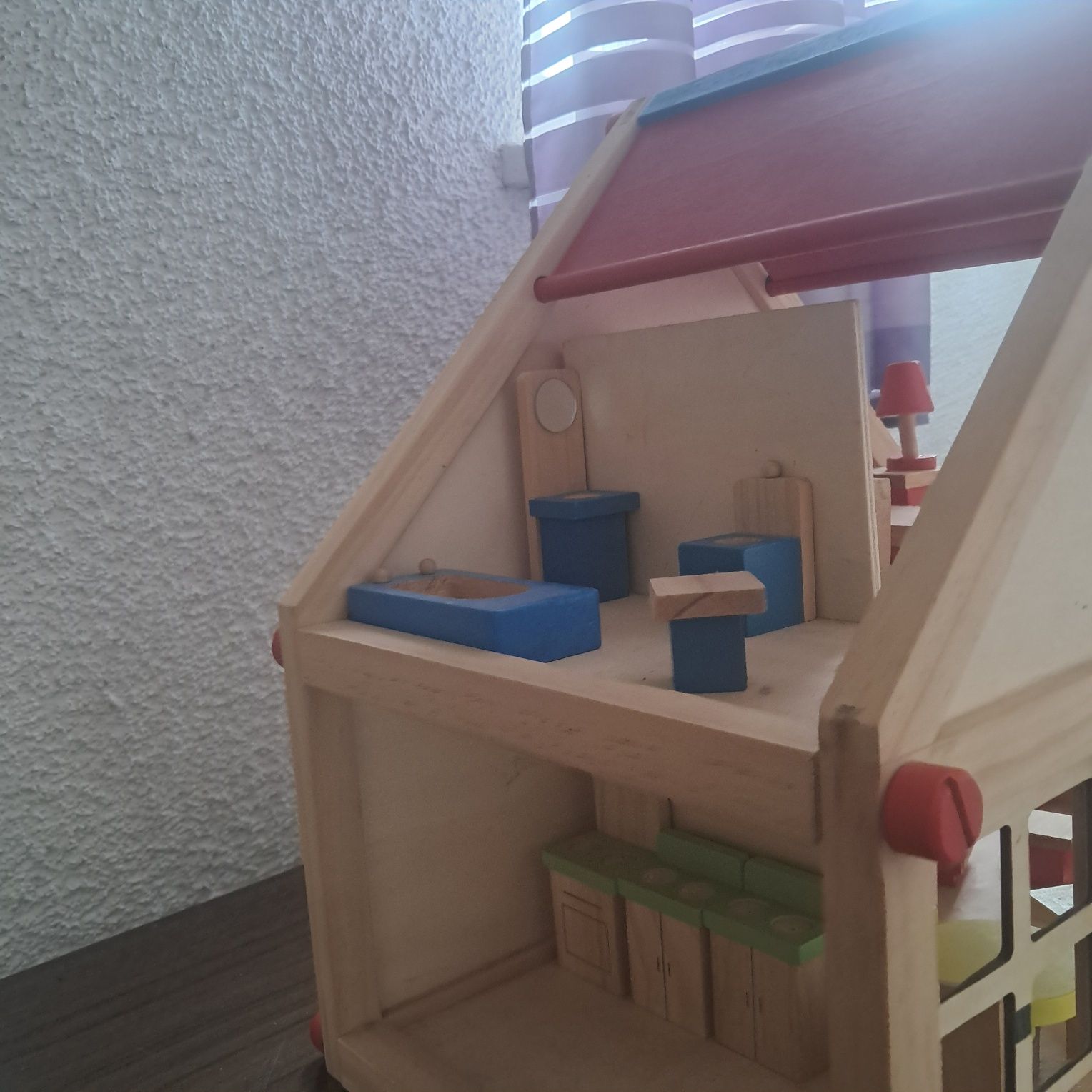 Drewniany domek dla lalek